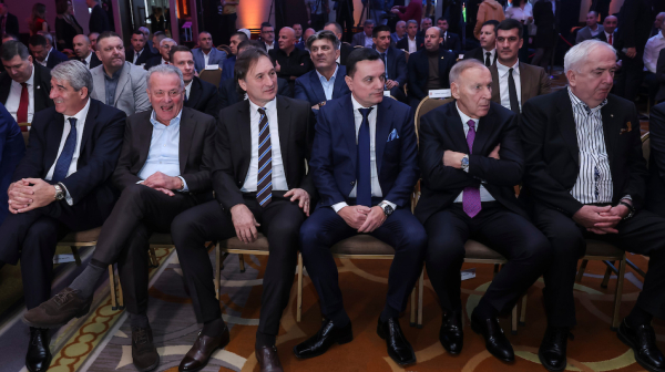 Član šampionske generacije Vojvodine i Crvene zvezde uručuje trofej Kupa