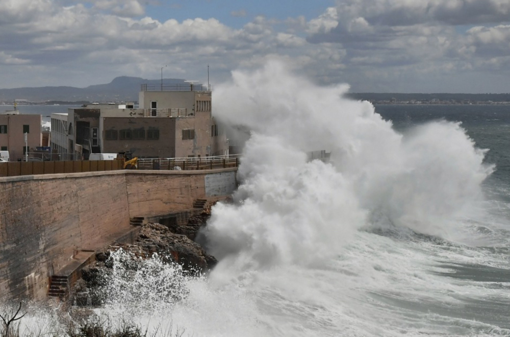 Haos u Španiji: Talasi visoki osam metara nosili sve pred sobom, ima stradalih FOTO