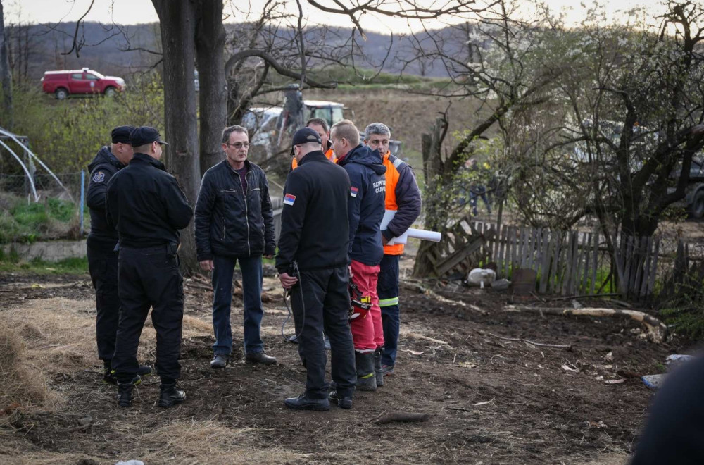 The police began to search the houses and identify the residents of Banjsko Polje