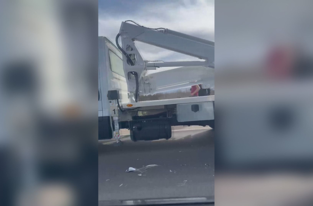 Težak sudar dva automobila i jednog teretnjaka: Delovi rasuti po kolovozu FOTO