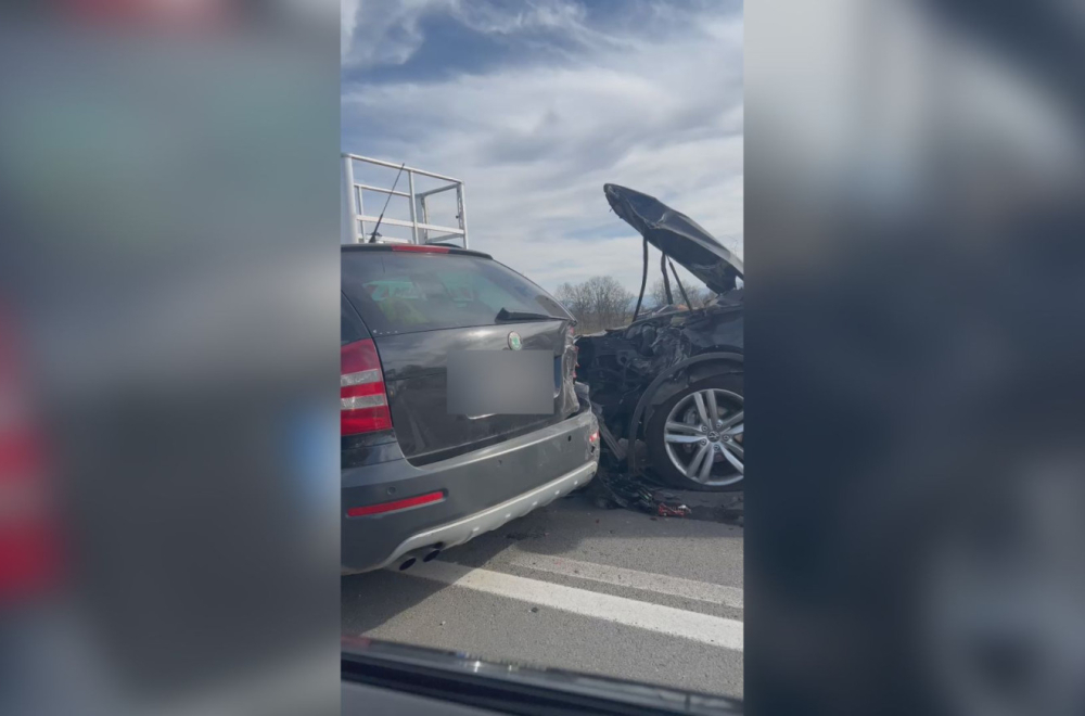 Težak sudar dva automobila i jednog teretnjaka: Delovi rasuti po kolovozu FOTO
