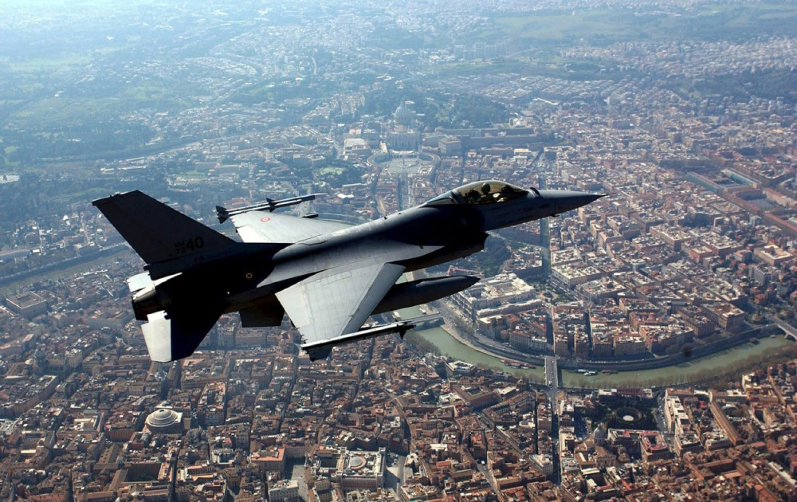 Revolucija; Borbeni avion poleteo i pogodio direktno u metu