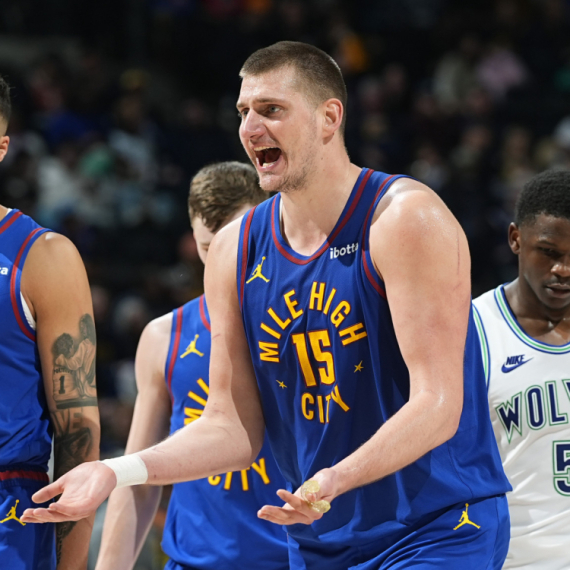 Jokić povređen ubacio 32 – ali izgubio bitku za vrh Zapada