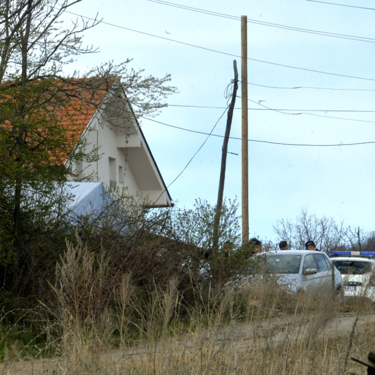 Policemen with shovels headed towards the house where Danka disappeared VIDEO