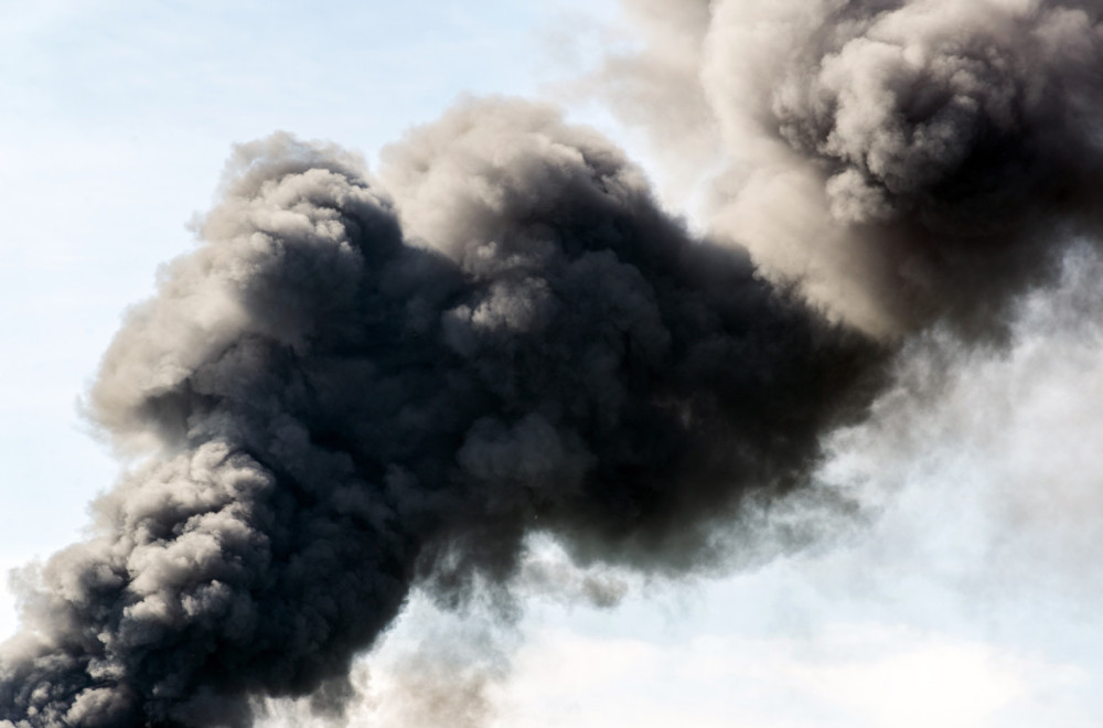 Drama u SAD: Teretni voz sa gorivom iskočio iz šina, pa se zapalio; Kuljao gust dim VIDEO
