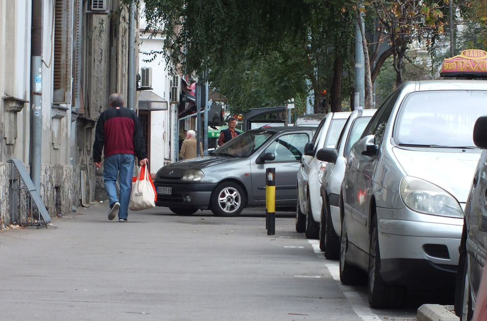 Rezervisanje parkinga na srpski način: Čuvanje mesta stolicom ili kofom je kažnjivo