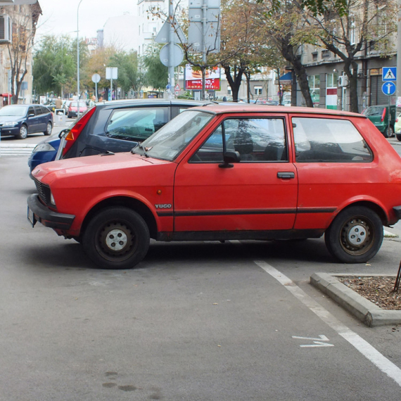 "Rezervisanje" parkinga na srpski način: Čuvanje mesta stolicom ili kofom je kažnjivo