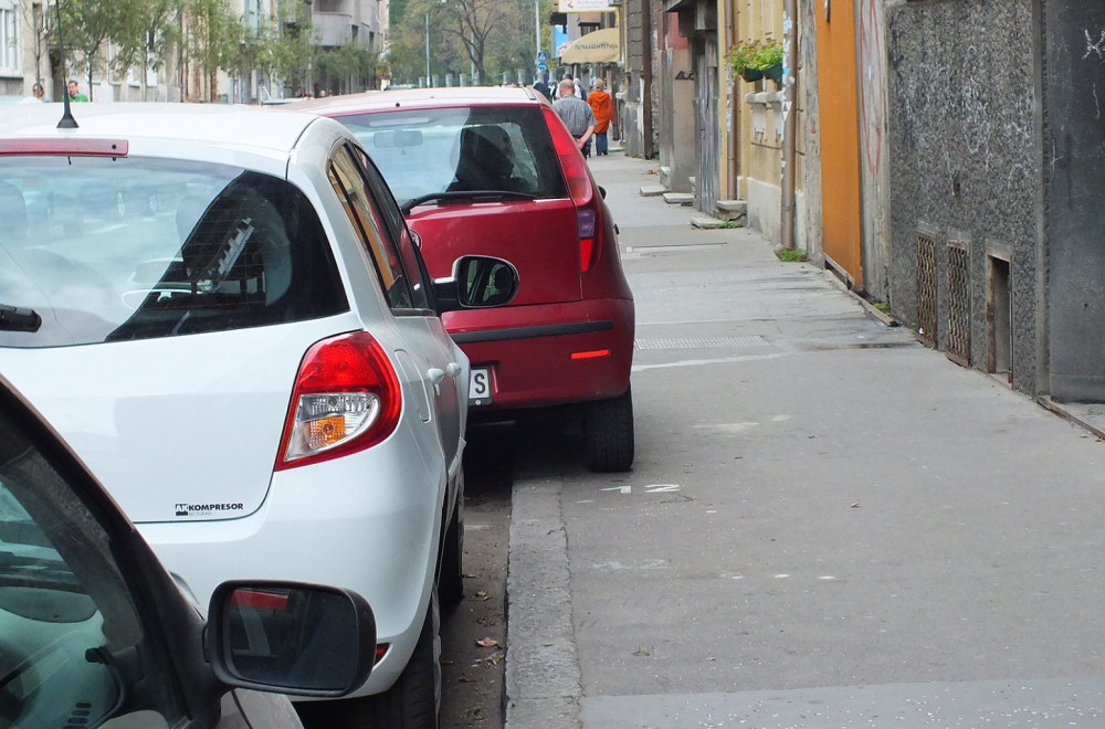 Rezervisanje parkinga na srpski način: Čuvanje mesta stolicom ili kofom je kažnjivo