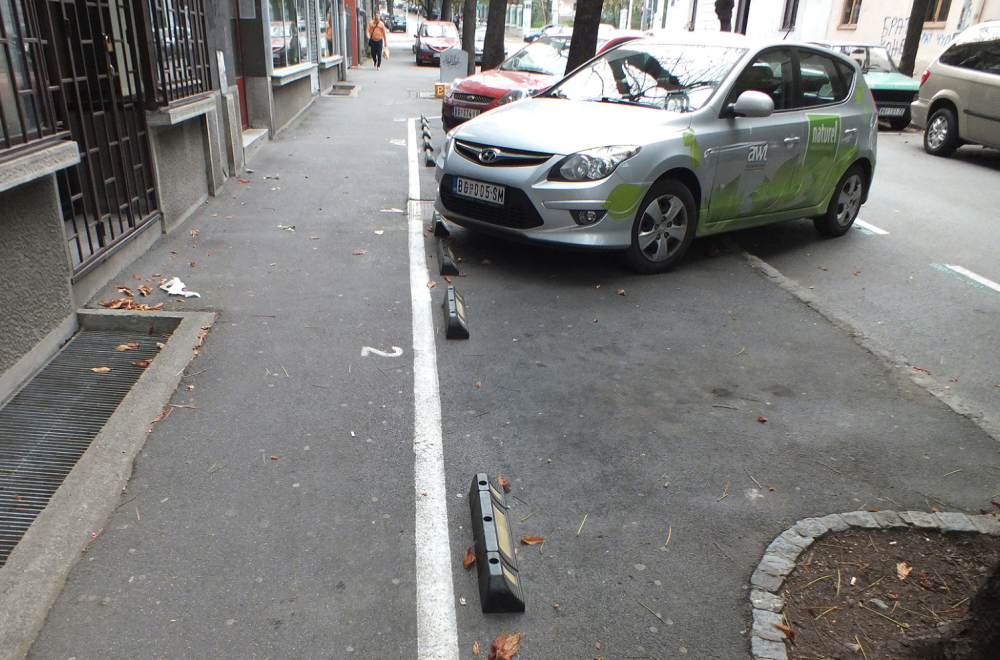 Rezervisanje parkinga na srpski način: Čuvanje mesta stolicom ili kofom je kažnjivo