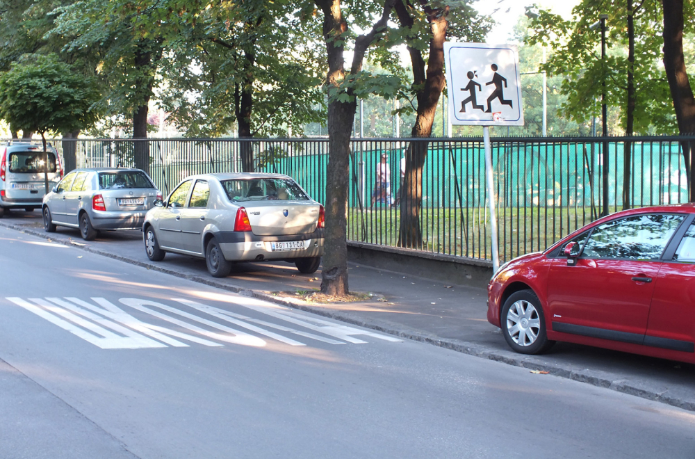 Rezervisanje parkinga na srpski način: Čuvanje mesta stolicom ili kofom je kažnjivo