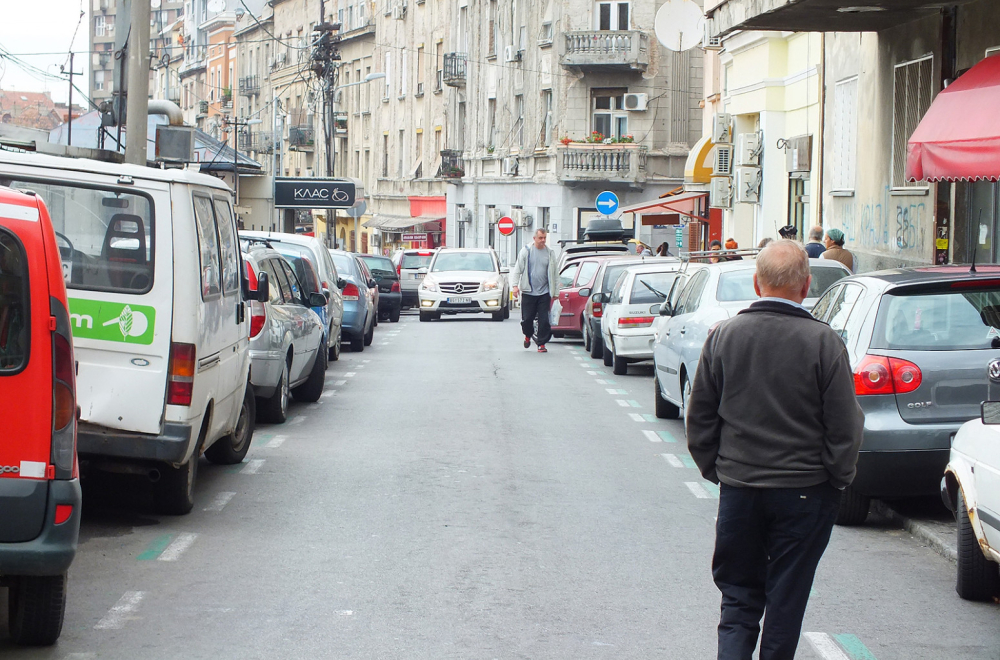 Rezervisanje parkinga na srpski način: Čuvanje mesta stolicom ili kofom je kažnjivo