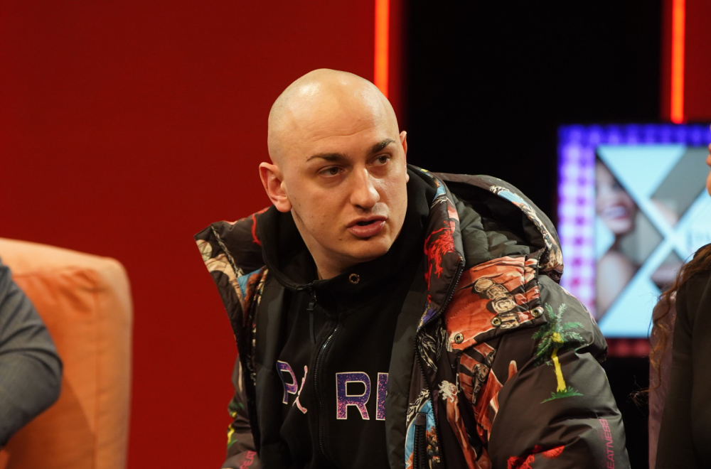 Da li je ovo najbizarniji nastup Desingerice? Gore mreže zbog onoga što radi devojci VIDEO