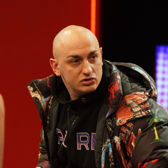 Da li je ovo najbizarniji nastup Desingerice? Gore mreže zbog onoga što radi devojci VIDEO