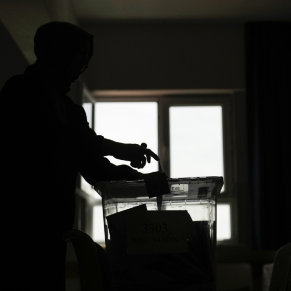 Postavljeni kontejneri za glasanje na severu KiM