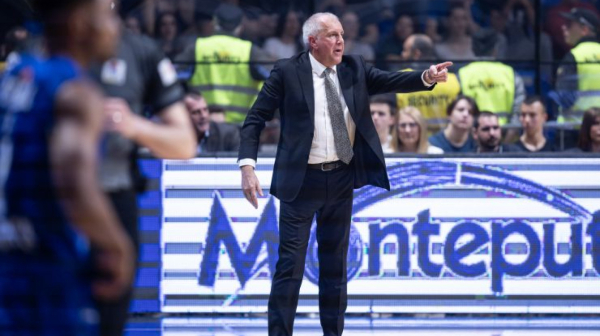 Obradović: "Ne igra se košarka sa pet igrača, iz aviona pravo na trening"