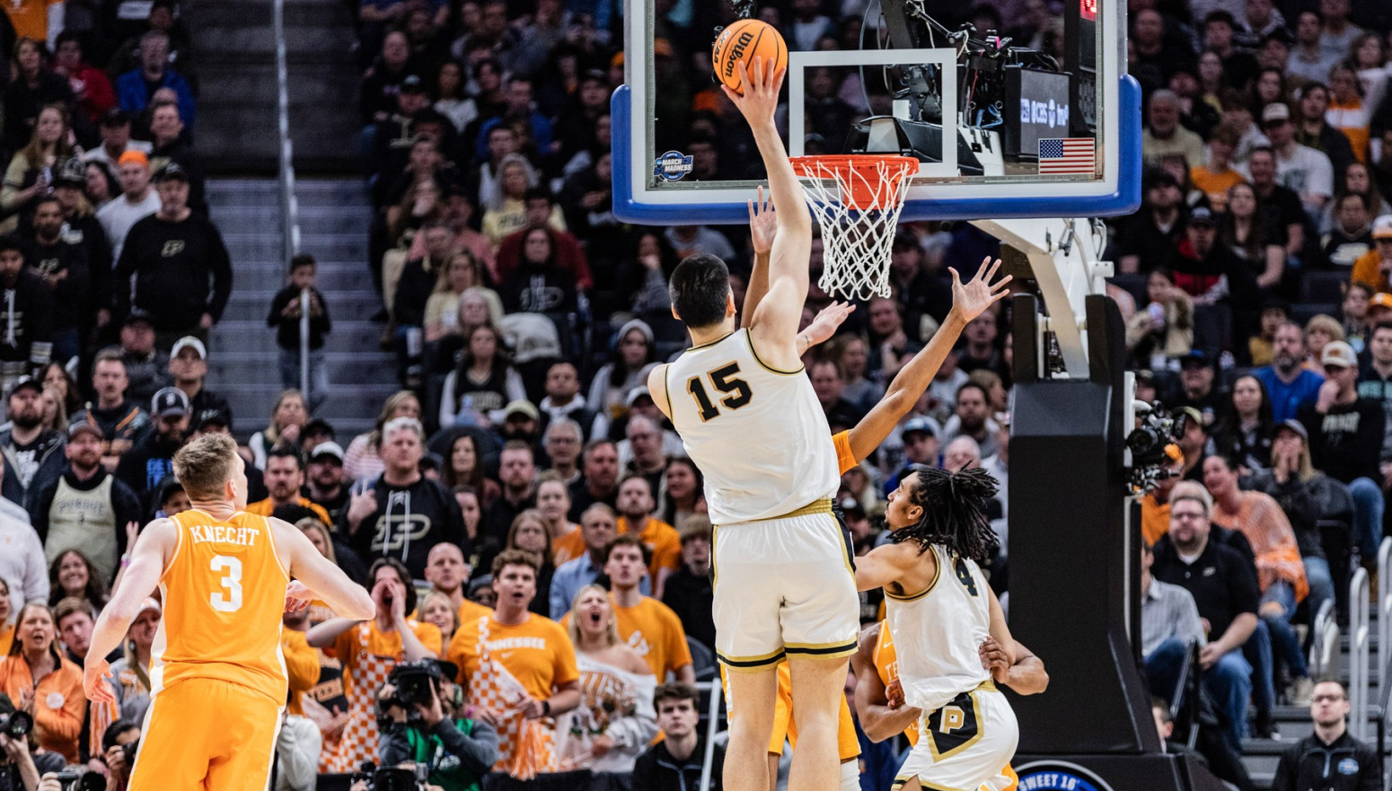 Idi se najavio NBA sa 40 poena, centar sa 125kg ostavio Djuk bez F4 VIDEO