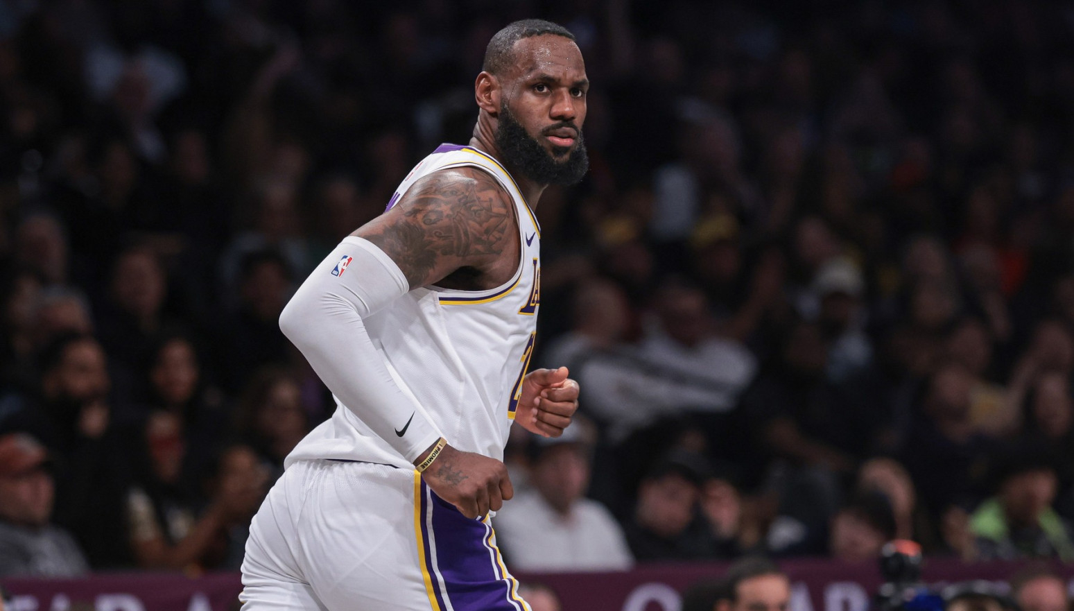 Lebron šutirao kao Kari i pridružio se Džordanu VIDEO