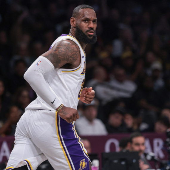 Lebron šutirao kao Kari i pridružio se Džordanu VIDEO