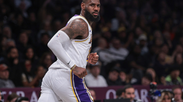 Lebron šutirao kao Kari i pridružio se Džordanu VIDEO