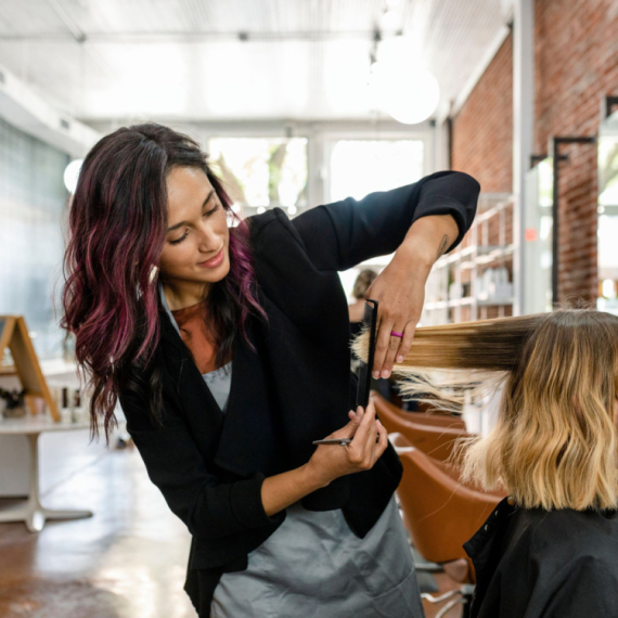 Frizer otkrio tri stvari kojima vas u salonu mogu upropastiti – izgledaćete starije