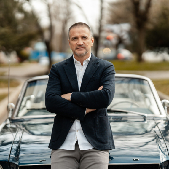 IDEMO NA EURO, NAVIJAMO ZA SRBIJU: Bata Mirković u novoj reklami oduševio naciju (VIDEO)