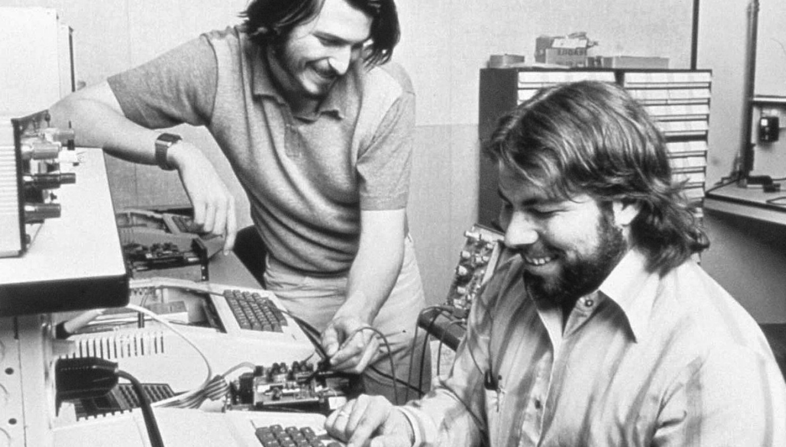 Hitler završio u zatvoru, osnovani Apple i Gmail: Evo šta se sve dogodilo 1. aprila