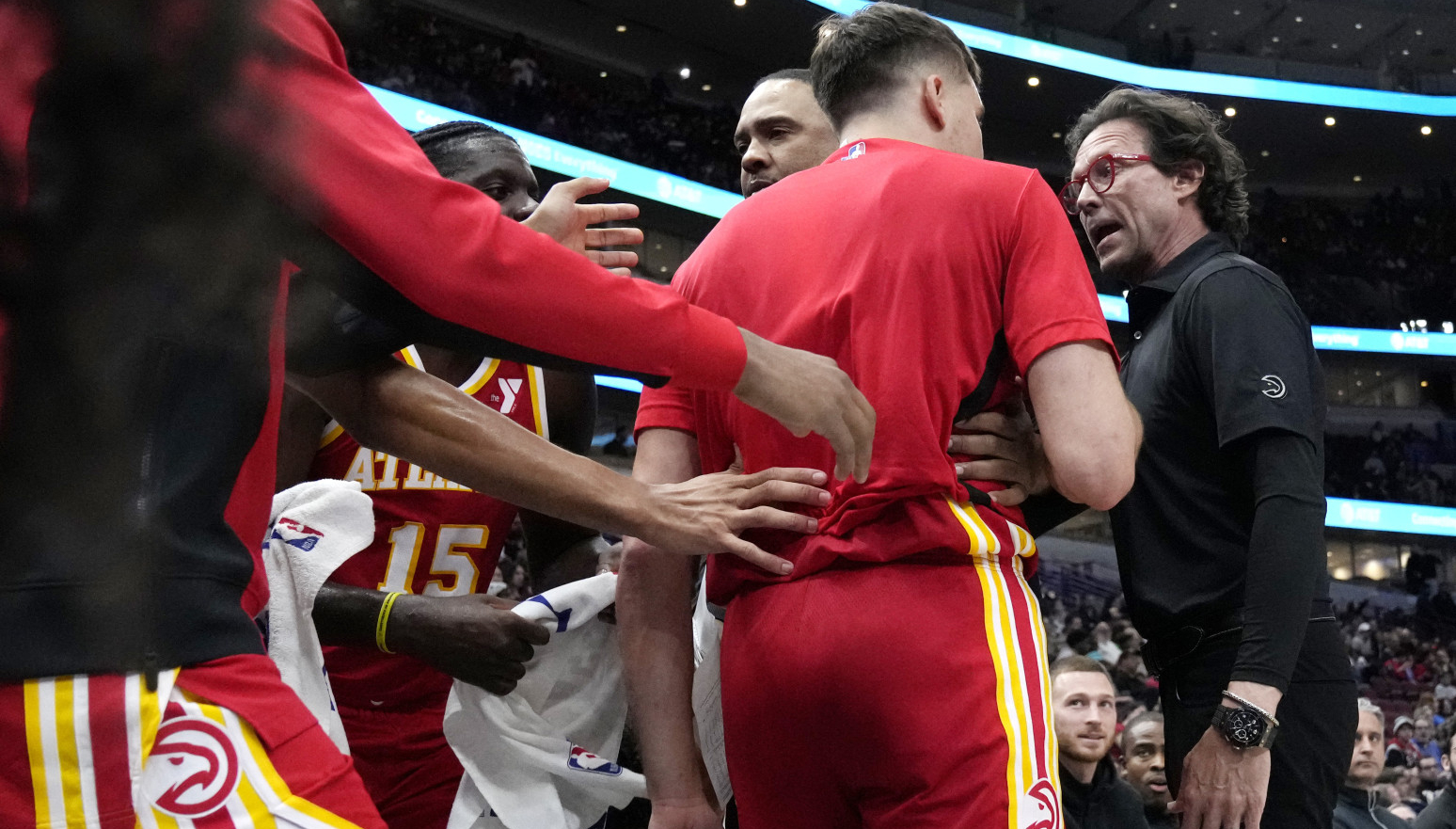 Bogdanović u klinču sa trenerom: Flašica vode "zakuvala", saigrači ih razdvajali VIDEO