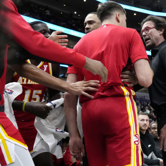 Bogdanović u klinču sa trenerom: Flašica vode "zakuvala", saigrači ih razdvajali VIDEO