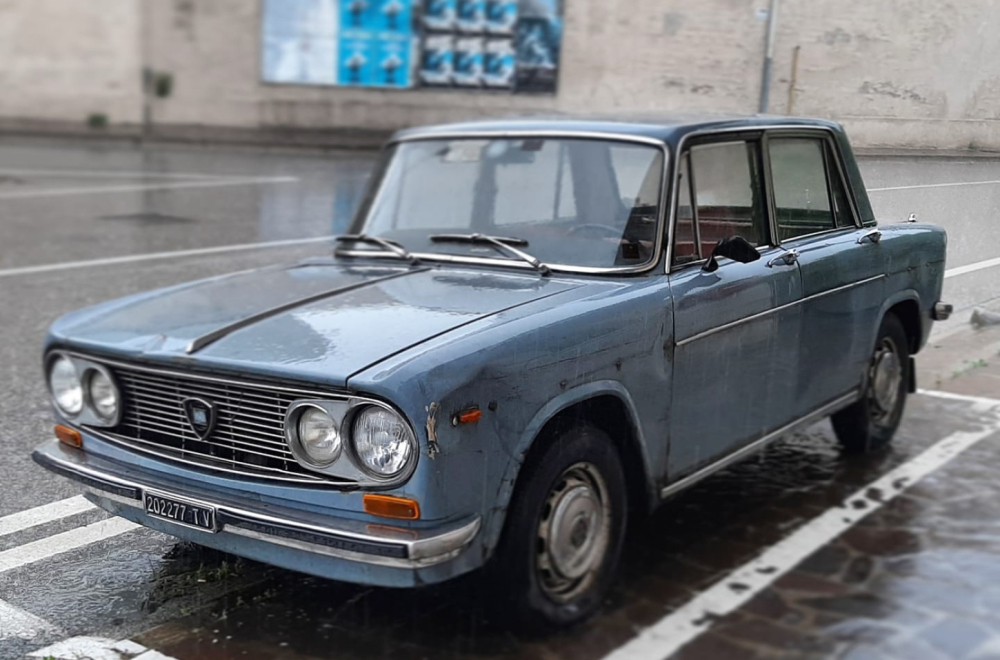 Auto parkiran na istom mestu već 50 godina, stanovnici ga pretvorili u spomenik FOTO