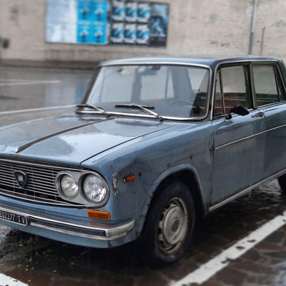 Auto parkiran na istom mestu već 50 godina, stanovnici ga pretvorili u spomenik FOTO