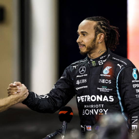 Hamilton: Povratak Fetela bila bi neverovatna opcija za Mercedes