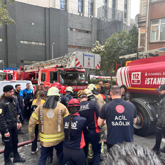 Srušila se zgrada u Turskoj: Ljudi zarobljeni u ruševinama, snimci su jezivi VIDEO