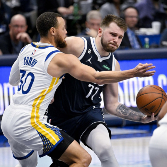 Dončiću šuterski obračun sa Karijem, a Voriorsima pobeda nad Dalasom