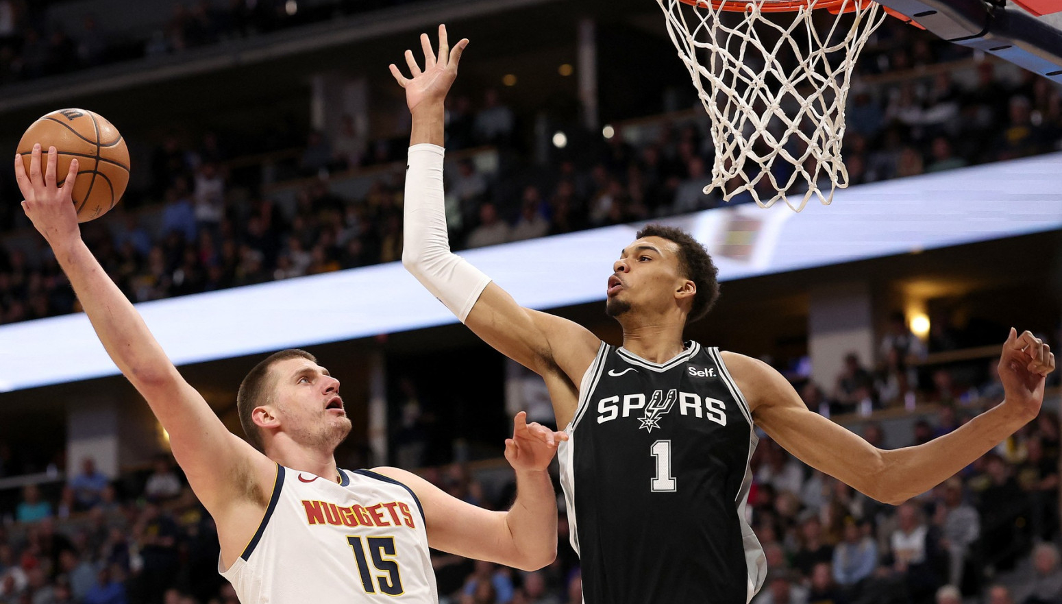 Svi se plaše Vembija, a Jokić zakucava preko njega! VIDEO