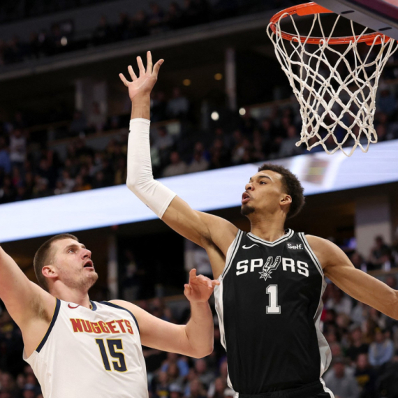 Svi se plaše Vembija, a Jokić zakucava preko njega! VIDEO