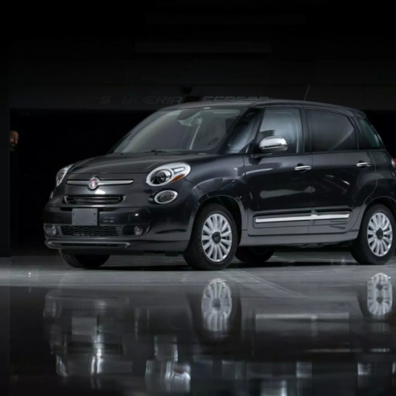 Na prodaju poseban Fiat 500L – papa se lično vozio u njemu FOTO/VIDEO