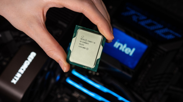 Intel prodaje svaki čip koji proizvede: Prioritet je AI