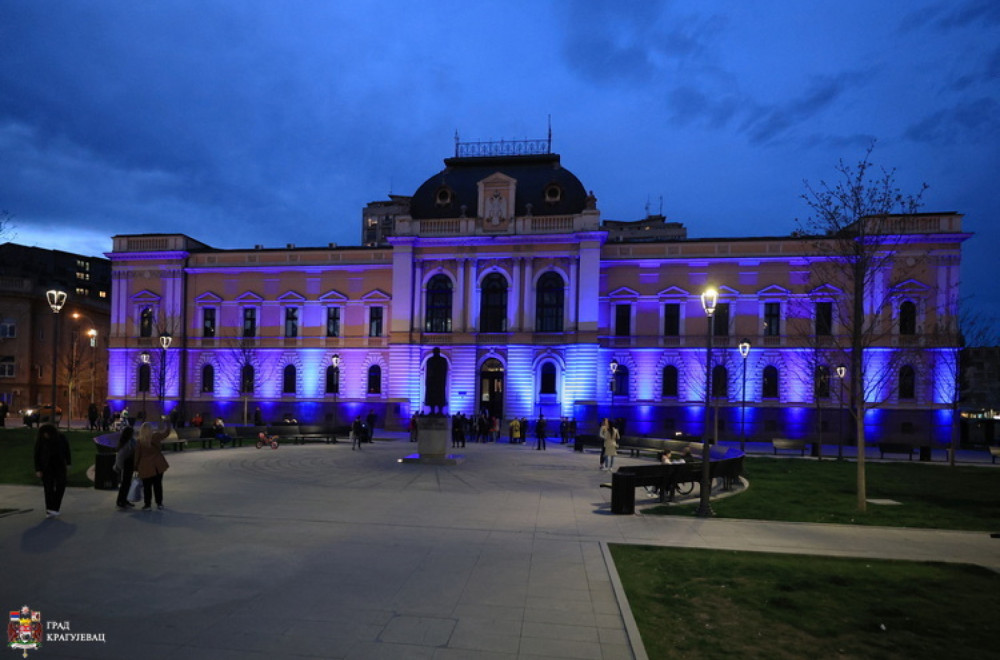 Kragujevac obeležio Svetski dan autizma: Zgrada Okružnog načelstva osvetljena plavom bojom