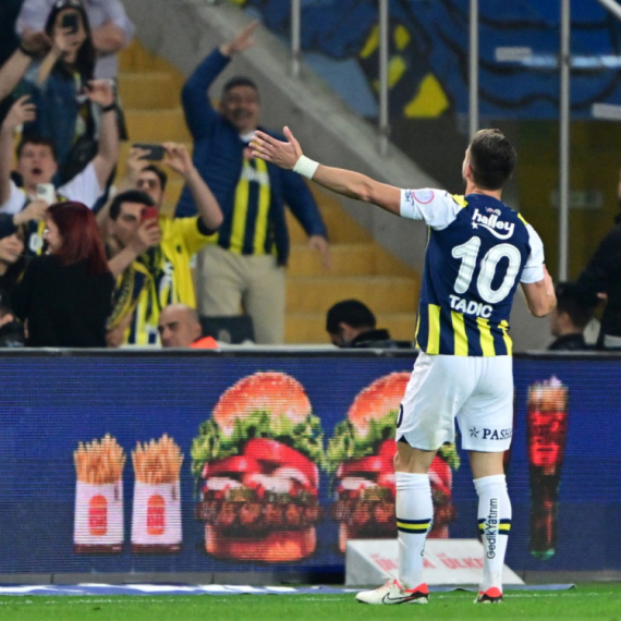 Bomba Dušana Tadića sa pola terena! VIDEO