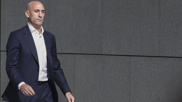 Rubijales napadnut na promociji knjige "Ubijanje Rubijalesa" – ujak ga gađao jajima