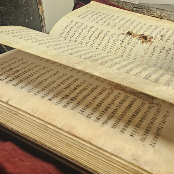 Miroslavljevog jevanđelja završilo na kamionu za otpad: Sveštenik ga branio sopstvenim telom FOTO