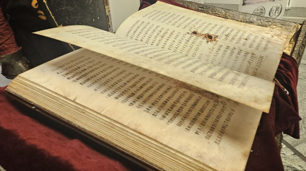Miroslavljevo jevanđelje završilo na kamionu za otpad: Sveštenik ga branio sopstvenim telom FOTO