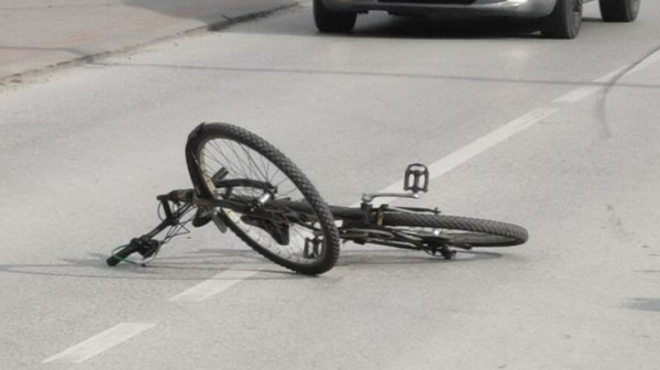 Pao sa bicikla i udario galvom o beton: Strani državljanin teško povređen u nezgodi u Mirijevu