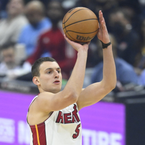 Jović dvocifren – Embid i Filadelfija srušili Majami VIDEO