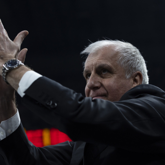 Večernja klavir seansa "grobara" i Obradovića – "Čekam tebe da ostvarim..."