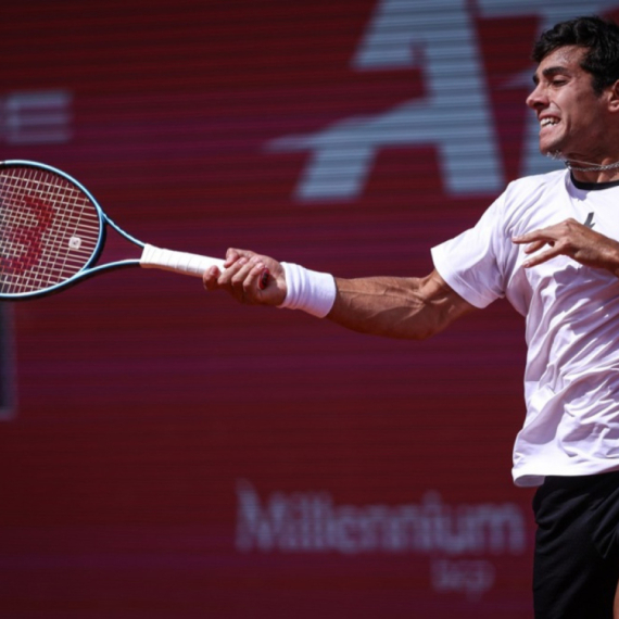 Nezabeleženo u tenisu – Garin izbacio lopticu u aut, pa dobio poen i meč VIDEO