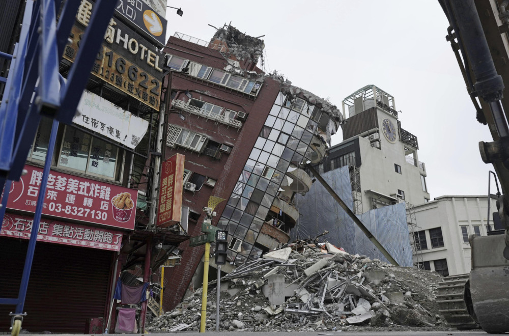 Razoran zemljotres odneo 13 života; Tela ispod ruševina VIDEO