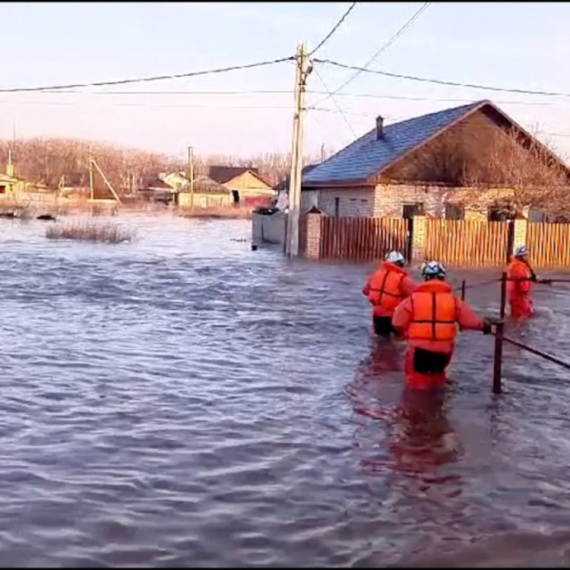 Voda nosi sve pred sobom; Na hiljade evakuisanih VIDEO