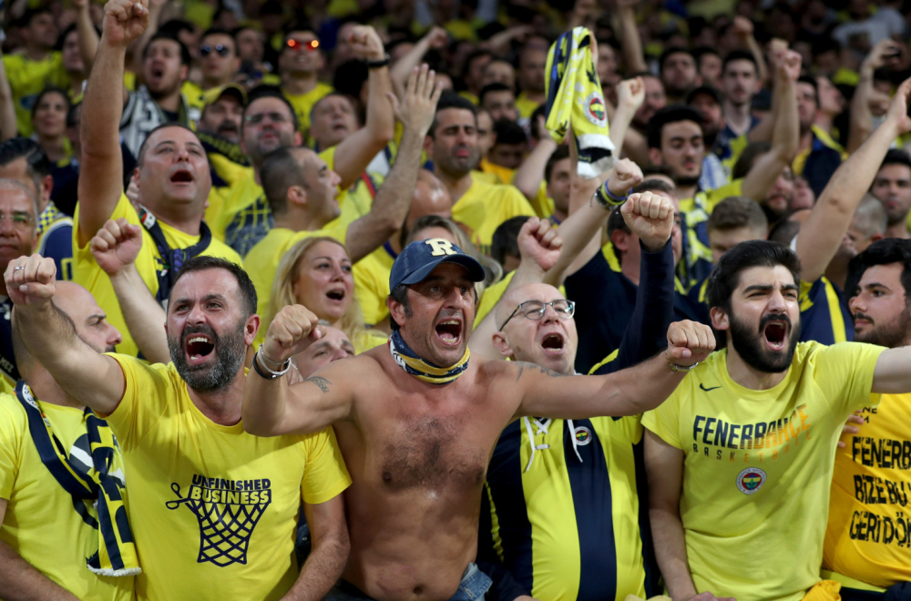 Nema mira u Turskoj – navijači Fenera napali člana uprave Galate i njegovu 14-godišnju ćerku