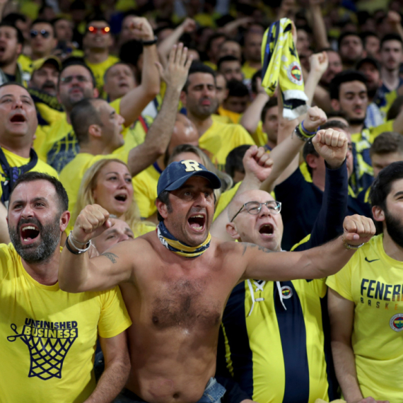 Nema mira u Turskoj – navijači Fenera napali člana uprave Galate i njegovu 14-godišnju ćerku